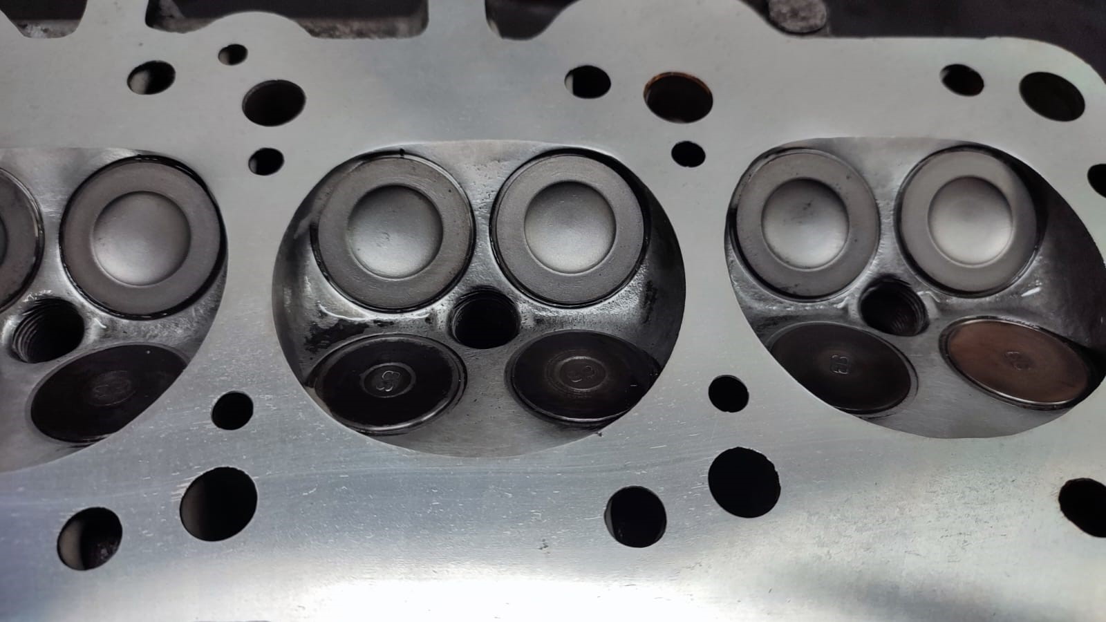 bb58359a-fed0-4af6-85cf-e93ea64bd6e8 Bearbeiteter Zylinderkopf